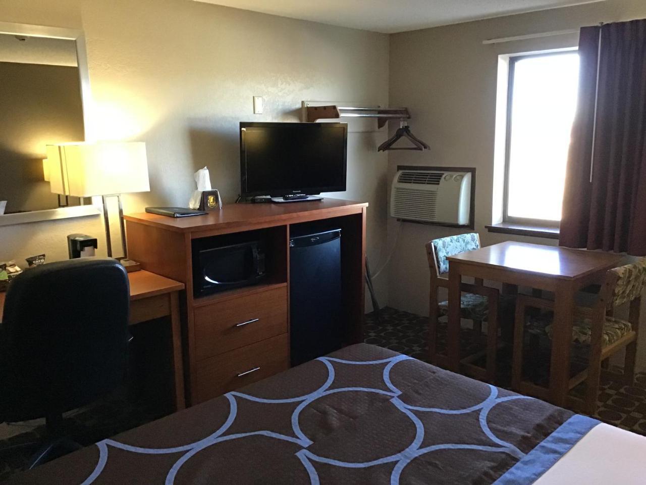 Super 8 By Wyndham Miles City Exterior photo